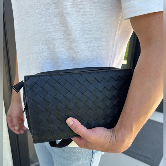 Authentic Mint Condition Bottega Veneta Men’s Crossbody Belt Bag. - Picture 3 of 17